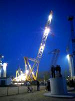 der erste groe Auftritt von TAKLIFT 7 beim Bau der neuen Rgenbrcke; beim Einschweben eines Hilfsgerstes zu einem Brckenpfeiler, Stralsund am Abend des 31.10.05