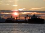 Sonnenaufgang  in  Maasvlakte ( Rotterdam )  !!!Rechts  das  Seeschiff DAMAVAND  ,eim  malerisches  Bild .