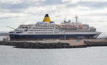 Saga Sapphire , Kreuzfahrtschiff, das Ende 1981 fertiggestellt und  1982 in Fahrt gebracht wurde.  Zur damaligen Zeit entsprach der Entwurf mit einer Länge von 200 Metern und einer Vermessung von 30.000 BRT dem größten Kreuzfahrtschiffsneubau der Welt.  Länge 199,62 m, Breite 28,50 m, Tiefgang 8,40 m. Seine ehemaligen Namen waren:  Europa (1981–1999), SuperStar Europe (1999–2000), SuperStar Aries (2000–2004),  Holiday Dream (2004–2008),  Bleu de France (2008–2011). Beherbergt heute  600 Passagiere und 300 Besatzung. Besuchte den Hafen von Arrecife am 16.12,17.
