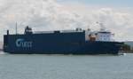 M / V Autoracer, ein Autotransportschiff verlsst Le Havre.