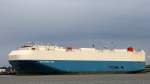 Der Autotransporter Cattleya ACE am 02.05.2014 im Hafen von Bremerhaven. Sie ist 199m lang und 32m breit.