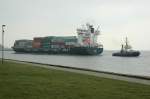 Das in China 2009 gebaute Containerschiff Carat  (IMO: 9429209) mit einer Lnge von 141m, einer Breite von 23m und einem Tiefgang von7,90m aus Hamburg kommend, hier zur Einfahrt in die NOK-Schleuse
