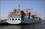 Containerschiff Cosco Ningbo im Hamburger Hafen im Vorhafen. Es kann bis zu 9600 Container aufnehmen. 15.7.2007 (Matthias)