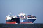 Schiffsbegegnung vor Cuxhaven zwischen dem Tanker Overseas Kythnos und dem Containerschiff CMA CGM Callisto aufgenommen von der Alten Liebe am 10.10.10