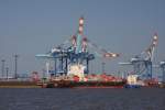 Das Container Schiff  Derby D  liegt am 6.7.2013 am Kai des Container  Terminals in Bremerhaven.