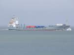Maike-D(IMO-9226372;L=133;B=18mtr) schiebt sich mit ein paar Containern beladen bei Cuxhaven Elbaufwrts;090901 