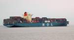 Das  Containerschiff  MOL Creation  IMO:  9321237  aus Hamburg kommend  passiert  gerade Brunsbüttel  am 3.4.2011 Richtung Nordsee.
Es ist 316m lang und 46m breit.

