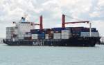 Marfret Marajo, ein Containerschiff. Hier verlsst es den Hafen von Le Havre am 29.05.2013. Technische Daten: Baujahr 2008/09, Lnge 170 m, Breite 27,20 m, Tiefgang 9,2 m, TEU Kapazitt:1691, 21 Kn.  IMO-Nr: 9431630. Heimathafen Marseille.