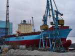 die Maersk Boston gerade mal getauft und schon wieder aus dem Wasser am 10.04.06 auf der Volkswerft Stralsund, defekte Antriebswelle