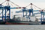 Maersk Norwich (IMO 9301926 , 210 x 30,1m) am 24.10.2015 am Stromkaje in Bremerhaven. TMS Kaddy (02325270) bebunkert das Seeschiff. 