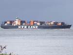 NYK-Terra (IMO-9354167;L=304;B=40mtr.) schiebt sich mit seiner Containerladung bei Cuxhaven Elbaufwrts;090829
