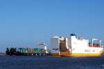 Schiffsbegegnung am 05.03.11 auf der Elbe bei Lhe zwischen dem Autotransporter Grande San Paolo und dem Containerschiff UASC Doha.