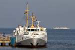 Die Adler-Vineta hat an der Seebrcke Bansin angelegt und im Hintergrund fhrt ein Schiff der Unity Line vorbei. - 10.09.2012
