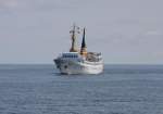 Das Seebderschiff Atlantis erreicht am 6.7.2013 Helgoland und  geht hier vor Anker.