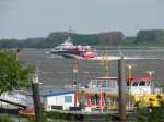Der Halunder Jet hat am 15.05.2010 Lhe passiert und fhrt die Elbe hinab Richtung Helgoland.