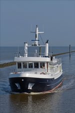. MS Horizont nähert sich in dem Hafen Harlesiel. Dieses Boot wird für Seebestattungen eingesetzt.  02.05.2016