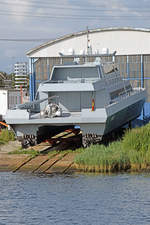 SEACAT 125 (MMSI: 211757350). Das 40 Meter lange Doppelrumpfboot liegt zum Zeitpunkt der Aufnahme (29.7.2017) auf dem  Trockenen  im Hafengebiet von Lübeck 