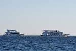 Die Ausflugsboote  Queen 1  und  Elbana 1  auf dem Roten Meer. (Scharm El-Scheich, Dezember 2018)