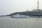 MS SVEN JOHANNSEN IMO 7229186, passiert die Bark Passat im Hafen von Lbeck-Travemnde... Aufgenommen 28.1.2012