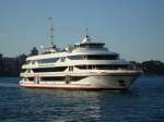 MS Sydney 2000 der Captain Cook Cruises in Ihrem Heimathafen am 15.07.2008