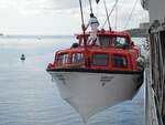 Ein Rettungsboot von MS ALBATROS wird am 15.09.2012 zu Wasser gelassen.