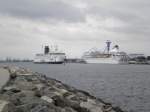 Die 152m lange  FS Prins Joachim  am 12.08.09 im Warnemder Seekanal.
Daneben die 196m lange  MS Braemar  am Warnemnder Cruise Center.