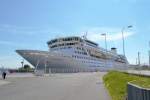 Die 203 Meter lange  Balmoral  der Fred Olsen Cruise Lines liegt hier an Pier 8 des Warnemnder Cruise Centers. 23.07.12