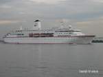 MS Deutschland am 25.08.2006 beim Auslaufen aus Hamburg. Hier in Hhe Blankenese auf der Elbe. Die MS Deutschland war an diesem Tag der  Vorlufer  zur Queen Mary II.