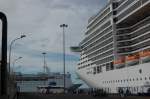 Der Größenunterschied ist gewaltig. Das Einlaufen der Escape in den Hafen von Arrecife / Lanzarote. Bereits festgemacht die MSC Fantasia, das 5.größte Kreuzfahrtschiff mit einer Länge von 333,30 m und Platz für 3274 Passagiere.