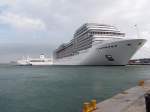 Die MSC  Magnifica im Hafen von Katakolon am 08.11.2010 die MS  Deutschland  brach an diesem Tag das Anlegemanver ab zu starke Winde verhinderten den Landgang der Passagiere.