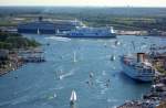 MS QUEEN ELIZABETH, IMO 9477438, liegt abfahrbereit am Skandinavienkai, die gerade gedrehte NILS HOLGERSSON luft achteraus zum Pier und die am OSTPREUSSENKAI festgemachte Costa Marina ist auch