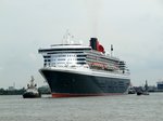 Queen Mary 2 (IMO 9241061 , 345,03 x 41,15m) am 17.06.2016 auf dem Weg zum Kaiser-Wilhelm-Hafen im Vorhafen / Hamburg Steinwerder.