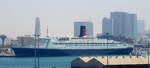 Die  Queen Elizabeth 2  im Hafen von Dubai.