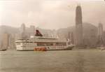Es ist ein trber, regnerischer Tag Ende Januar 2003 als die Star Pisces der Star Cruises Line im Hafen von Hongkong ankommt. Vor dem Kreuzfahrschiff eine Fhre der Star Ferry  