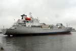 Khlschiff Durban Star, Heimathafen Nassau wird aus dem Hafen von Antwerpen bugsiert. Beobachtet am 21.05.2013.