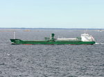 Der Massengutfrachter  KALKVIK  (IMO 9341172) am 29. Juni 2016 in Höhe von  Kristiansund (Norwegen)  Der Frachter  ist so ausgerüstet, dass er sich selbst entladen kann.