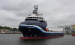 Nagelneu erbaut ist die  Highland Defender . Das Offshore supply ship wird
hier am 5.6.2013 gerade von der erbauenden Werft Remontova in den Danziger
Hafen geschleppt. Das Schiff luft unter britischer Flagge mit Heimathafen
London.