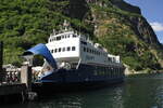 aufgenommen am 27.06.2012 im Flam -Fjord.
die Skagastol eine Fähre  der Fjord1 (gesprochen Fjordein) ist eine norwegische Reederei mit Sitz in Florø, welche diverse Fährlinien an der norwegischen Westküste betreibt.