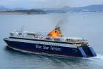 Die Naxos der Blue Star Ferries beim Auslaufen in Piräus am 3. IMO: 9241786. Oktober 2013. Seit Juni 2002 ist die 124 Meter länge und für 1475 Personen zugelassene Fähre unterwegs.
