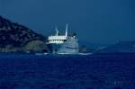 Whrend eines Segeltrns im August 1995 in den griechischen Kykladeninseln kommt uns ein Fhrschiff in voller Fahrt entgegen