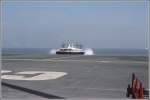 Mit Riesengedrhne nhert sich ein Luftkissenboot aus England der Landestelle in Calais.