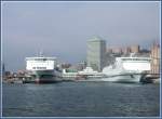 Zwei Sardinienfhren im Hafen von Genova. (07.10.2004)