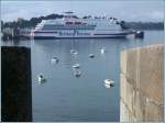 Ein Schiff der Brittany Ferries fotografiert von der mchtigen Stadtmauer in Saint-Mal.