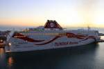 Sonnenaufgang in La Goulette (Tunis). Die Tanit der Tunisia Ferries macht sich bereit für die nächste Überfahrt. IMO: 9598579.