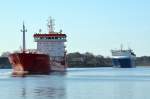 Der Tanker Nordic Glory und der Finnlines Autotransporter Finnsea nhern sich auf dem Nord-Ostsee-Kanal der Eisenbahnhochbrcke Rendsburg aufgenommen am 25.03.12