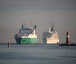 Der Ro-Ro-Frachter  VASALAND  von Hanko nach Rostock-berseehafen beim einlaufen in Warnemnde um 06:02 Uhr am 26.06.2014