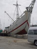Hoch ragt der Bug dieses Schiffes ber die Kaimauer im Hafen von Jakarta (13.09.2008)