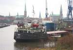 LBECK-Burgtorhafen, Am Lagerhauskai hat die russ.  JANUS  IMO 8875530 angelegt und der mitgebrachte Kunstdnger wird per Krahn auf LKW verladen...
Aufgenommen: 20.1.2012 11:00 Uhr.