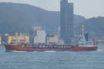 Frachter durchfhrt die Kanmon-Meerenge, Shimonoseki September 2013