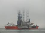 Ein hohe Ladung hat der Halbtaucher  Trustee  (IMO 8902955) am 27.05.2014, als er bzw. sie in den Hafen von Rotterdam einläuft. Bei diesem regelrechten  Wolkenkratzer  handelt es sich um die Jack-Up-Plattform  Noble Sam Turner  (IMO 9623312).